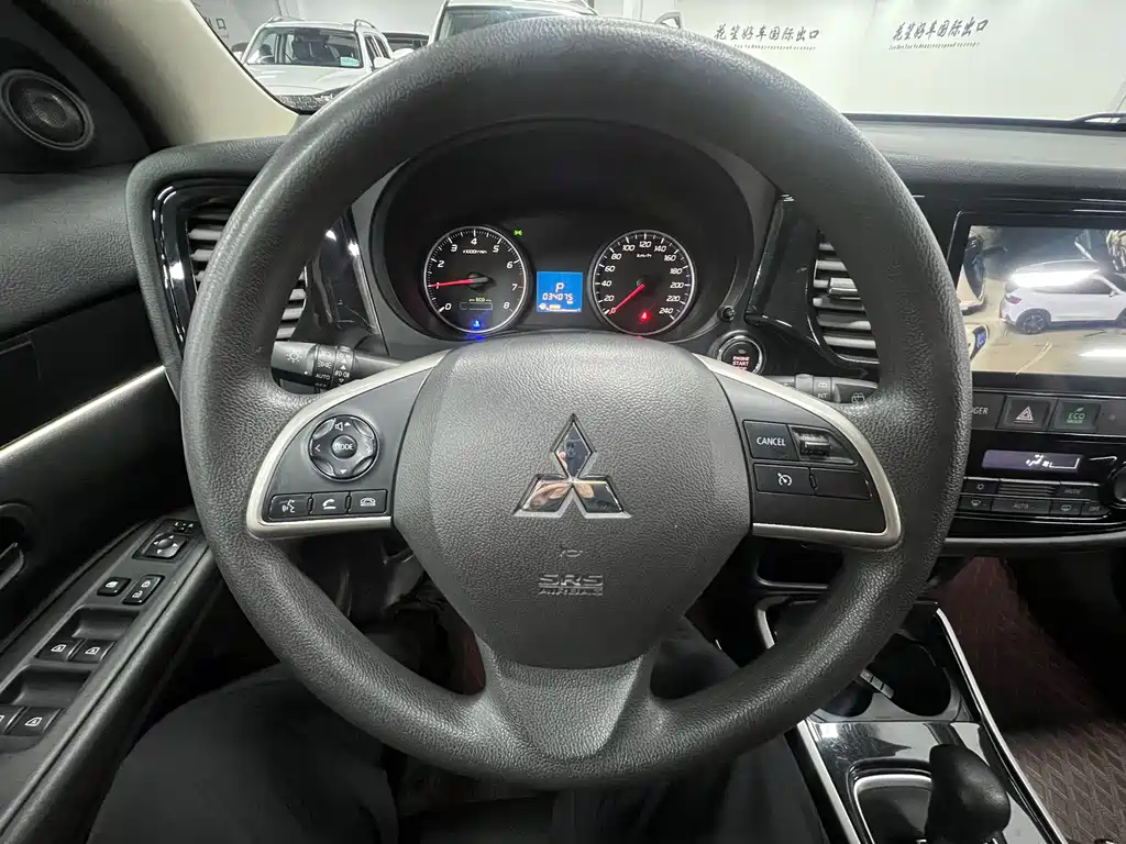 Mitsubishi Outlander — фото 14