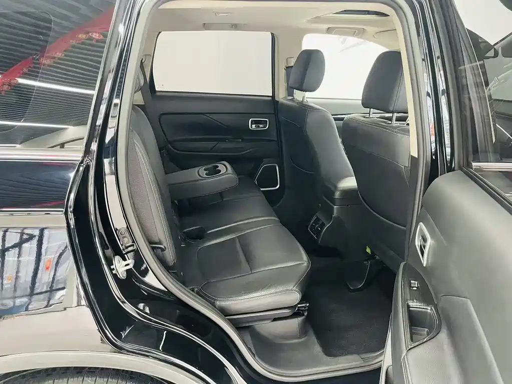 Mitsubishi Outlander — фото 13