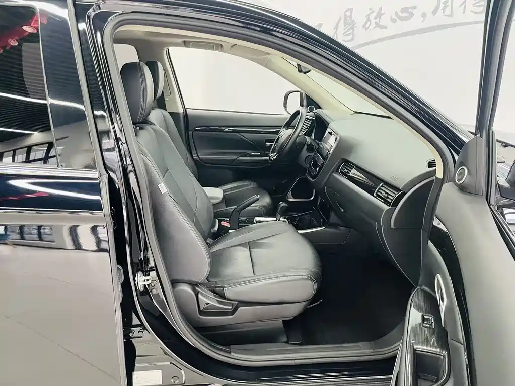 Mitsubishi Outlander — фото 14