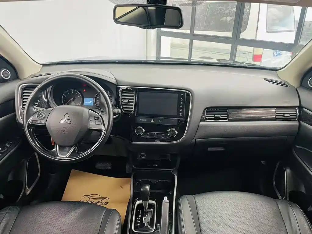 Mitsubishi Outlander — фото 7