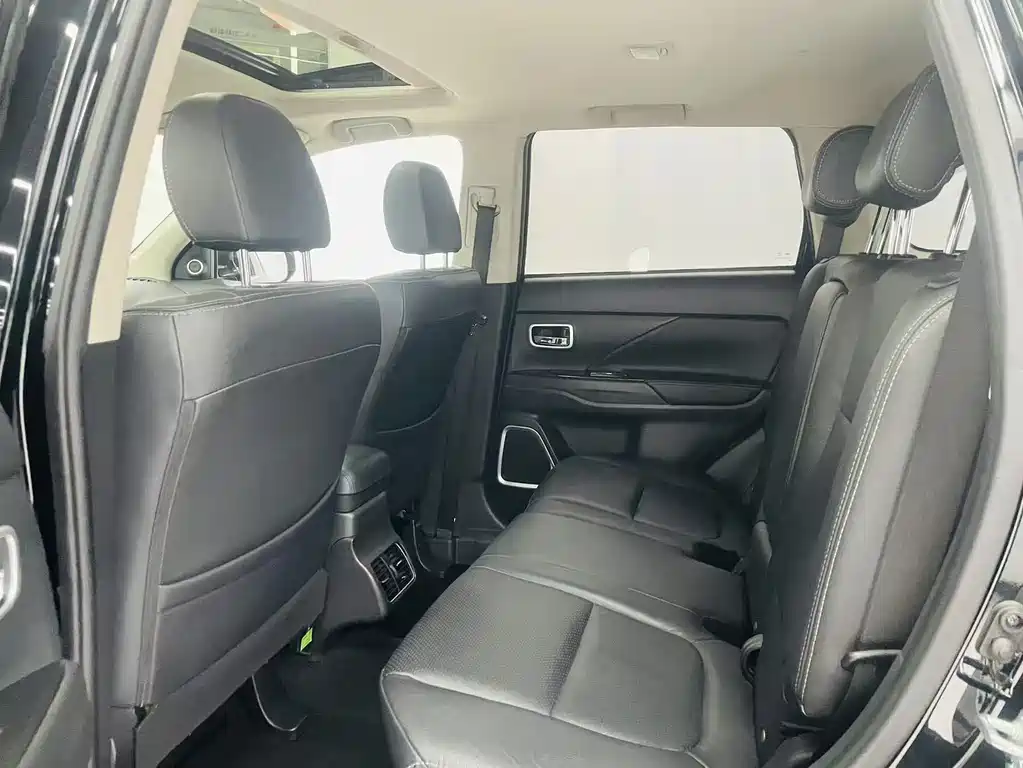 Mitsubishi Outlander — фото 10