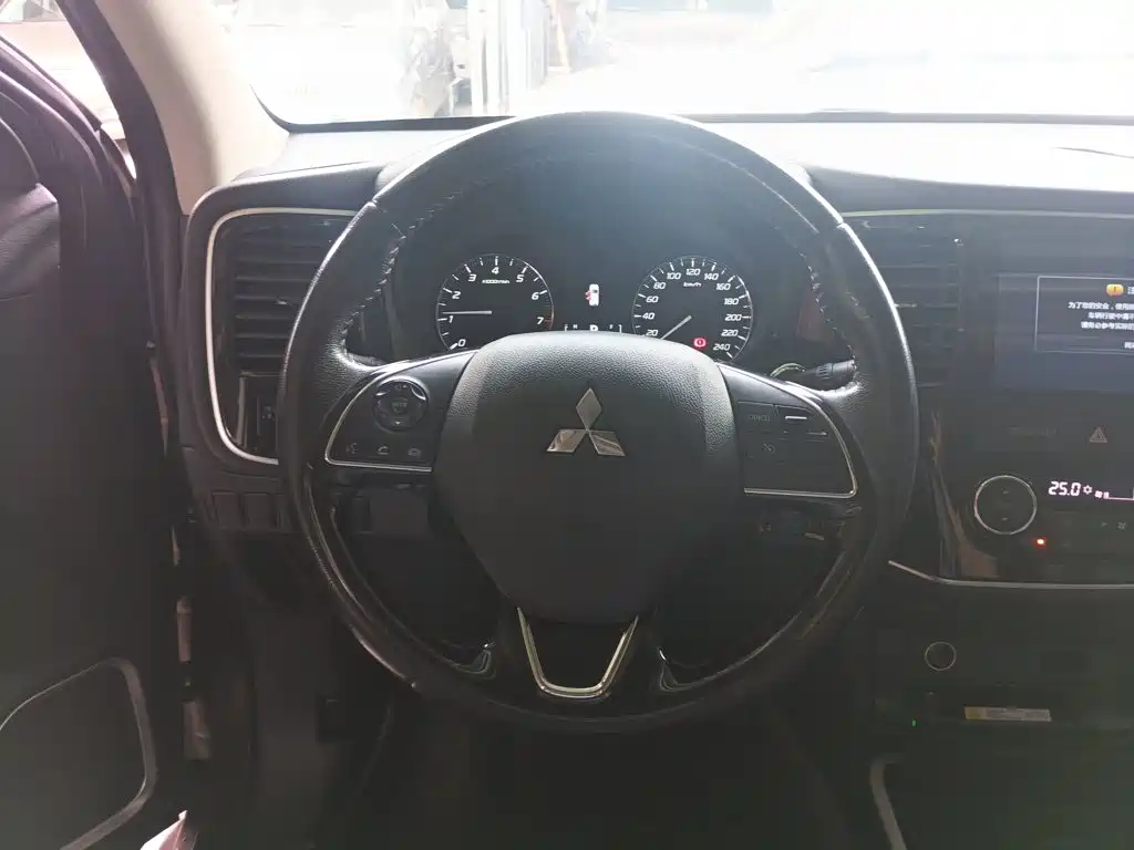 Mitsubishi Outlander — фото 3