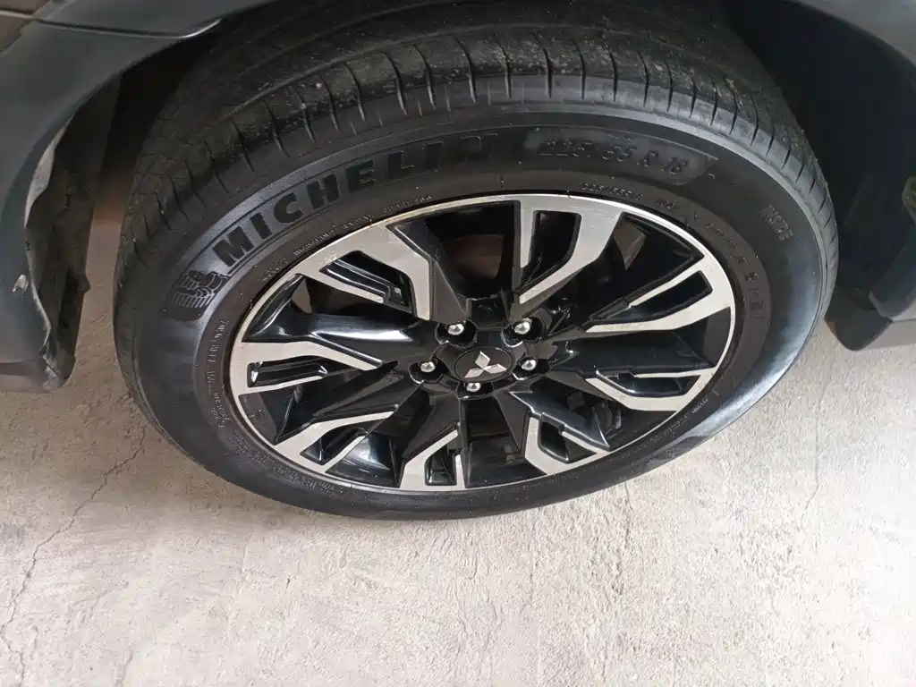 Mitsubishi Outlander — фото 25