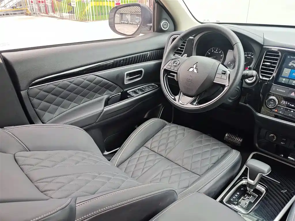 Mitsubishi Outlander — фото 13