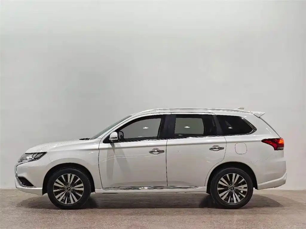 Mitsubishi Outlander — фото 3