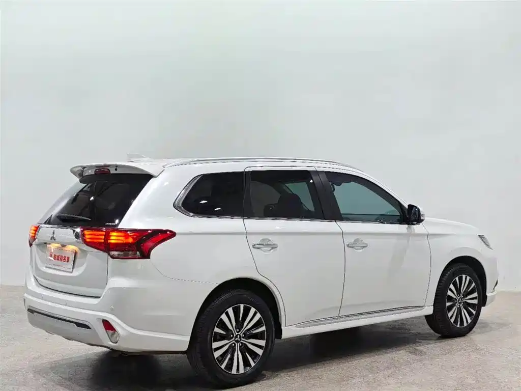 Mitsubishi Outlander — фото 4
