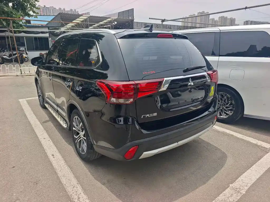Mitsubishi Outlander — фото 7