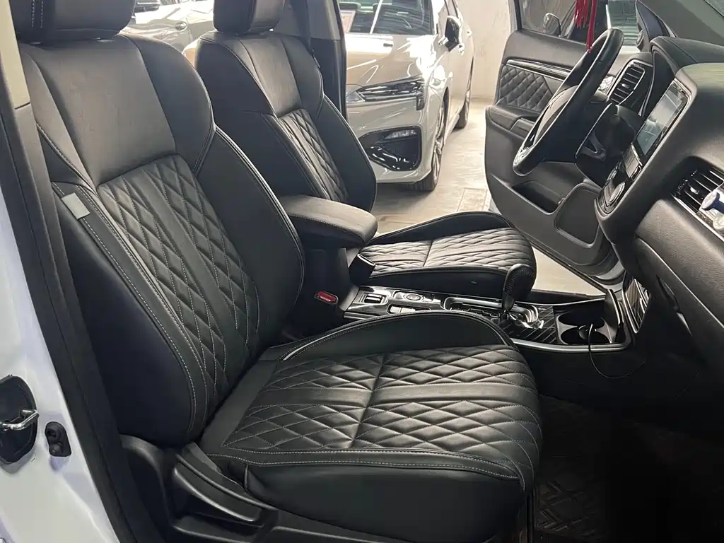 Mitsubishi Outlander — фото 11