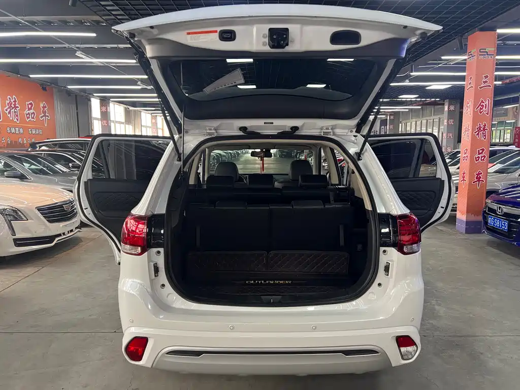 Mitsubishi Outlander — фото 14