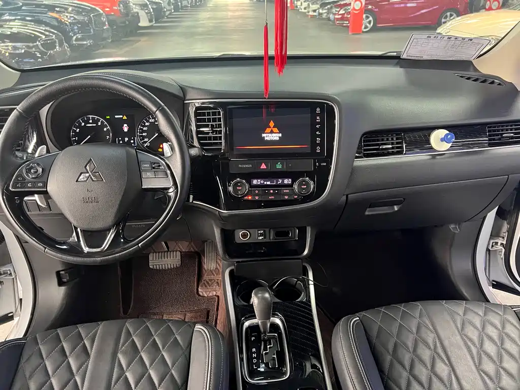 Mitsubishi Outlander — фото 15