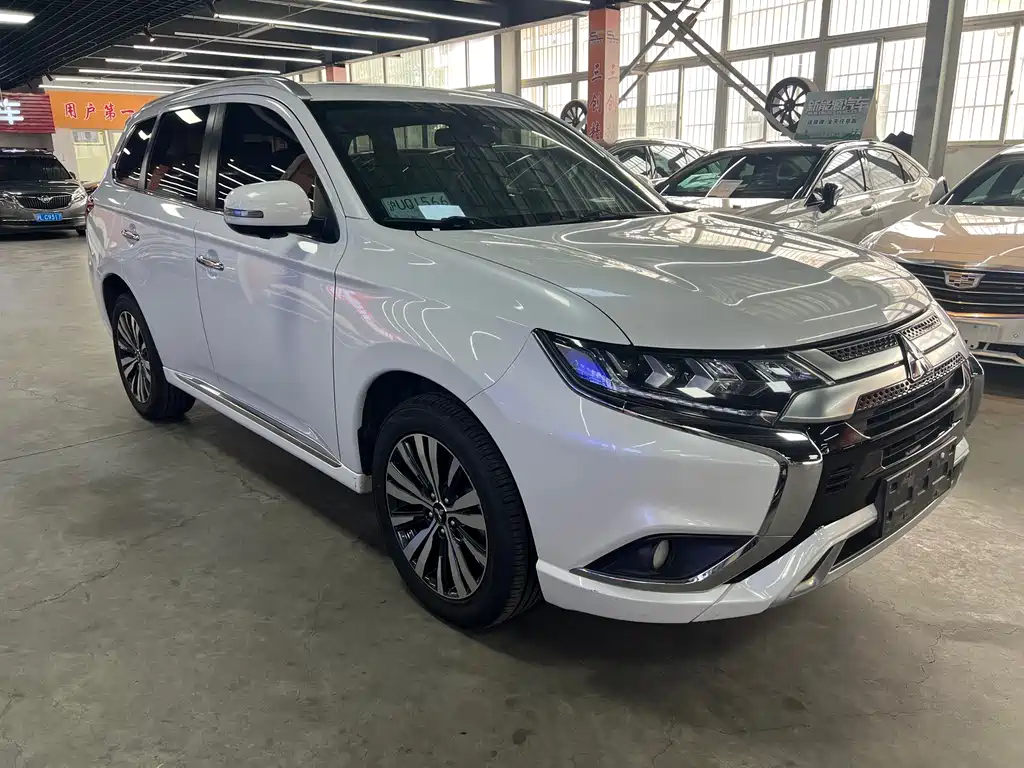 Mitsubishi Outlander — фото 3