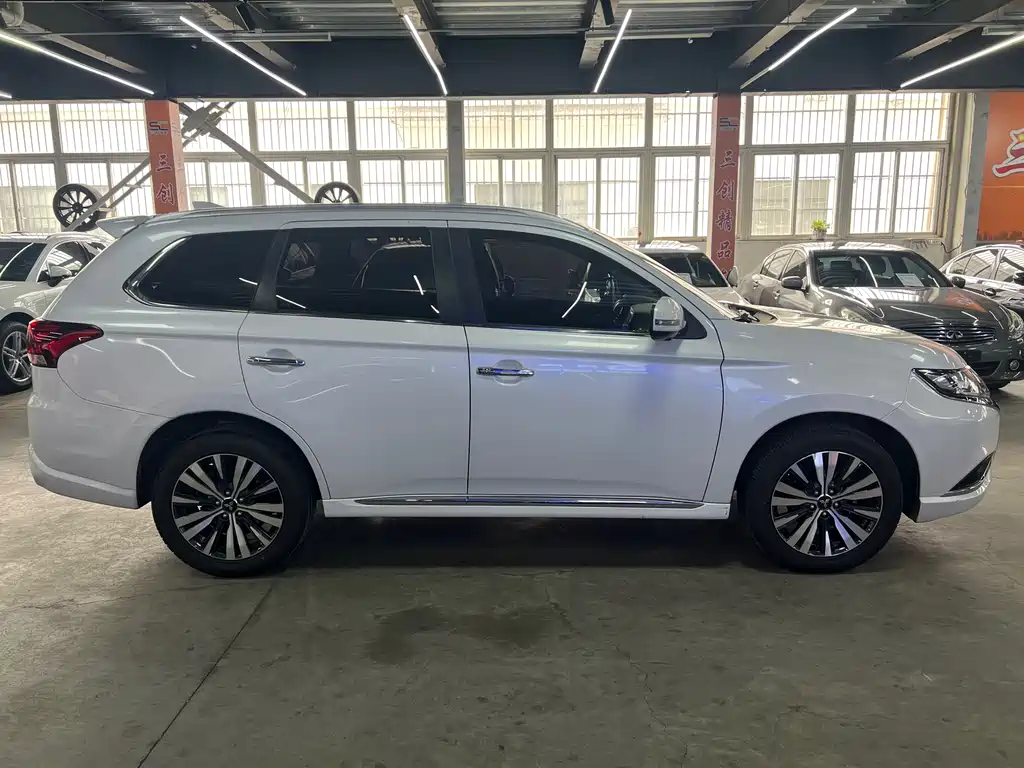 Mitsubishi Outlander — фото 4