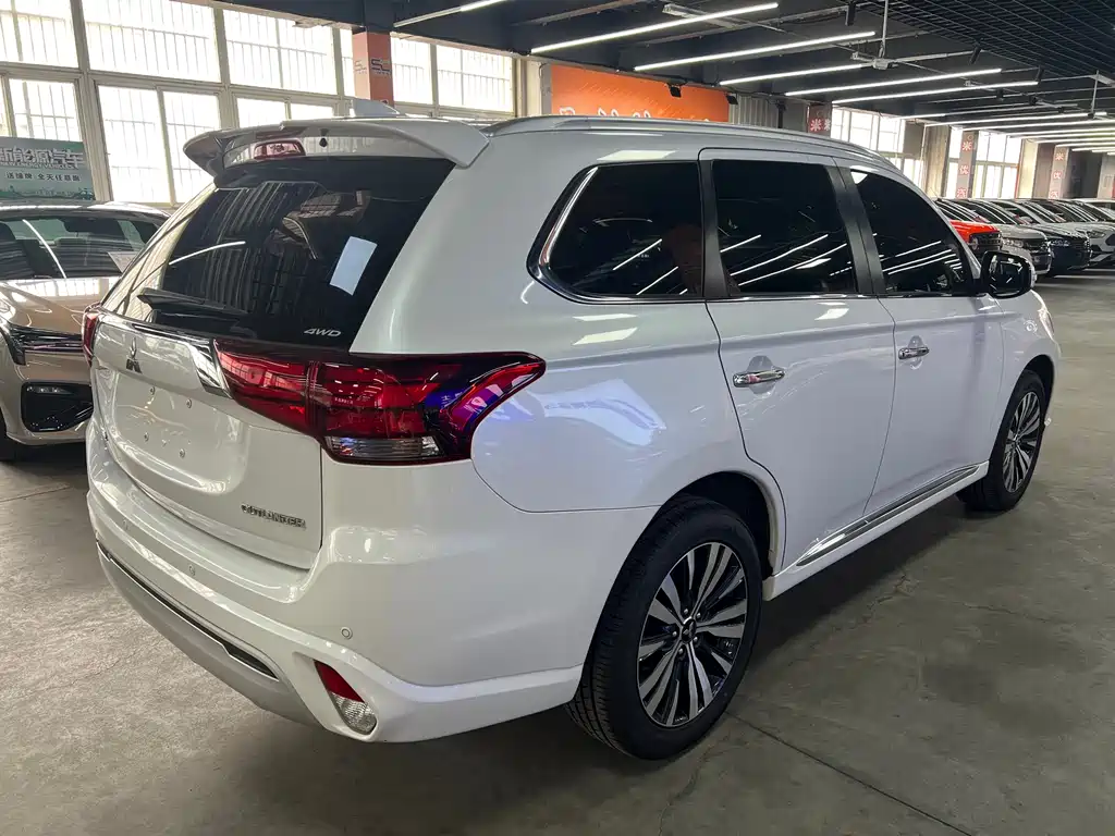 Mitsubishi Outlander — фото 5
