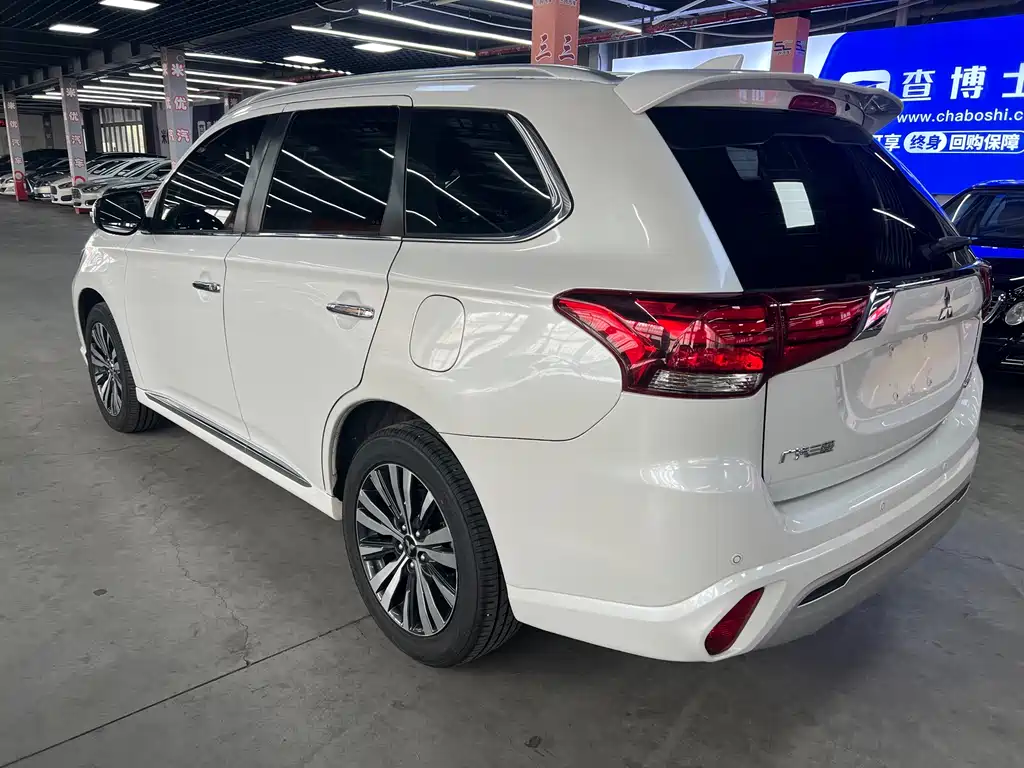 Mitsubishi Outlander — фото 7