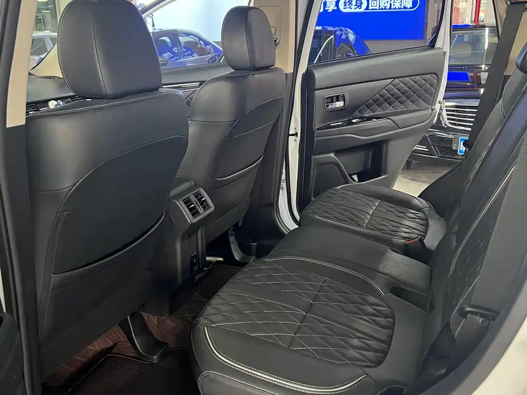 Mitsubishi Outlander — фото 10