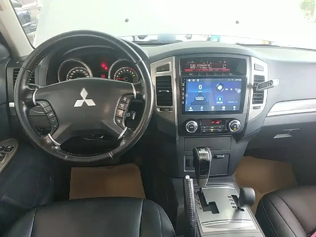 Mitsubishi Pajero (Import) — фото 11
