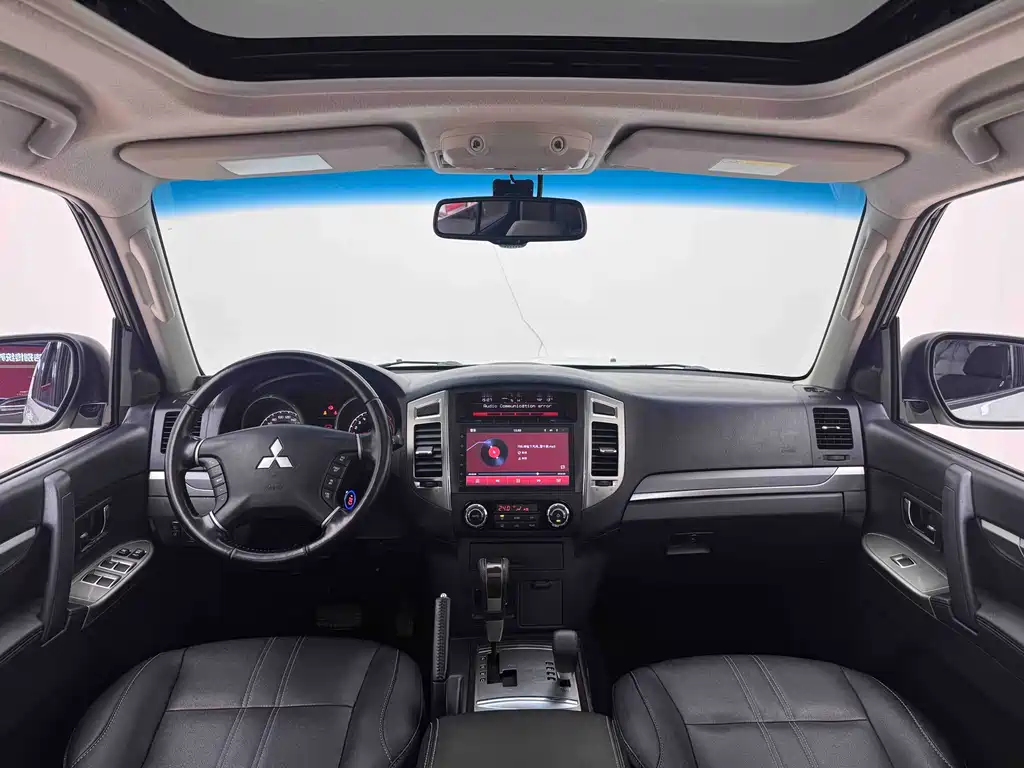 Mitsubishi Pajero (Import) — фото 11