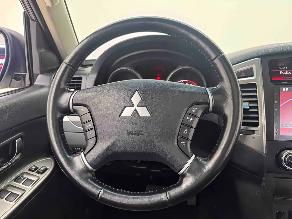 Mitsubishi Pajero (Import) — фото 18