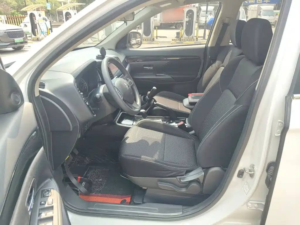 Mitsubishi Outlander — фото 11