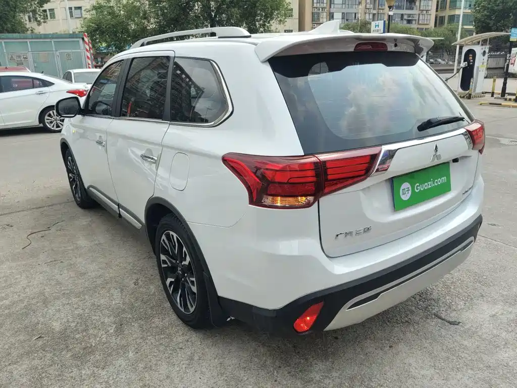 Mitsubishi Outlander — фото 23