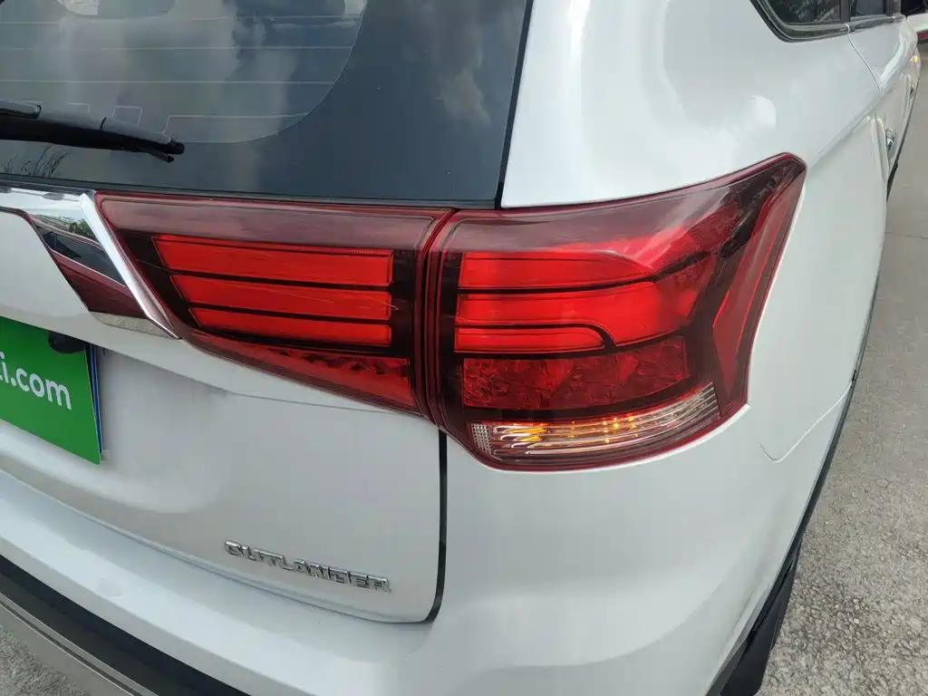Mitsubishi Outlander — фото 24