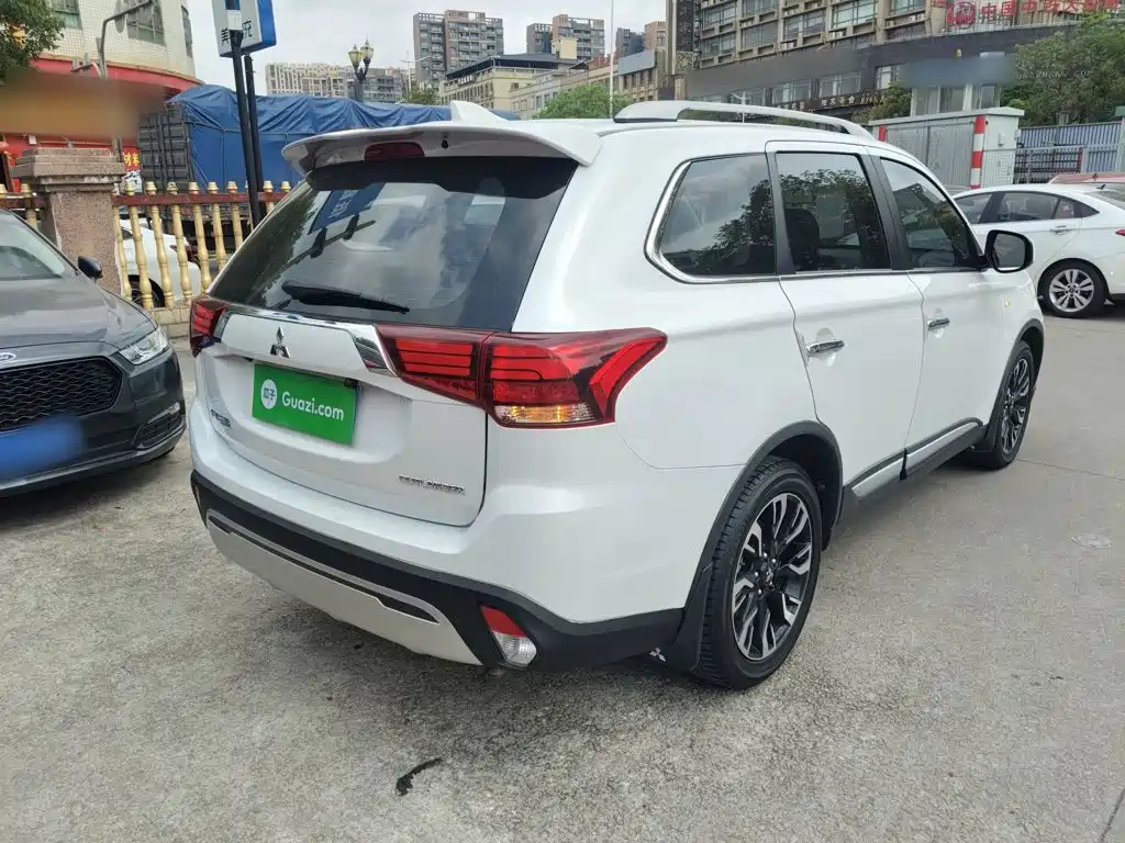 Mitsubishi Outlander — фото 5
