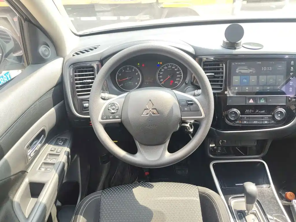 Mitsubishi Outlander — фото 7