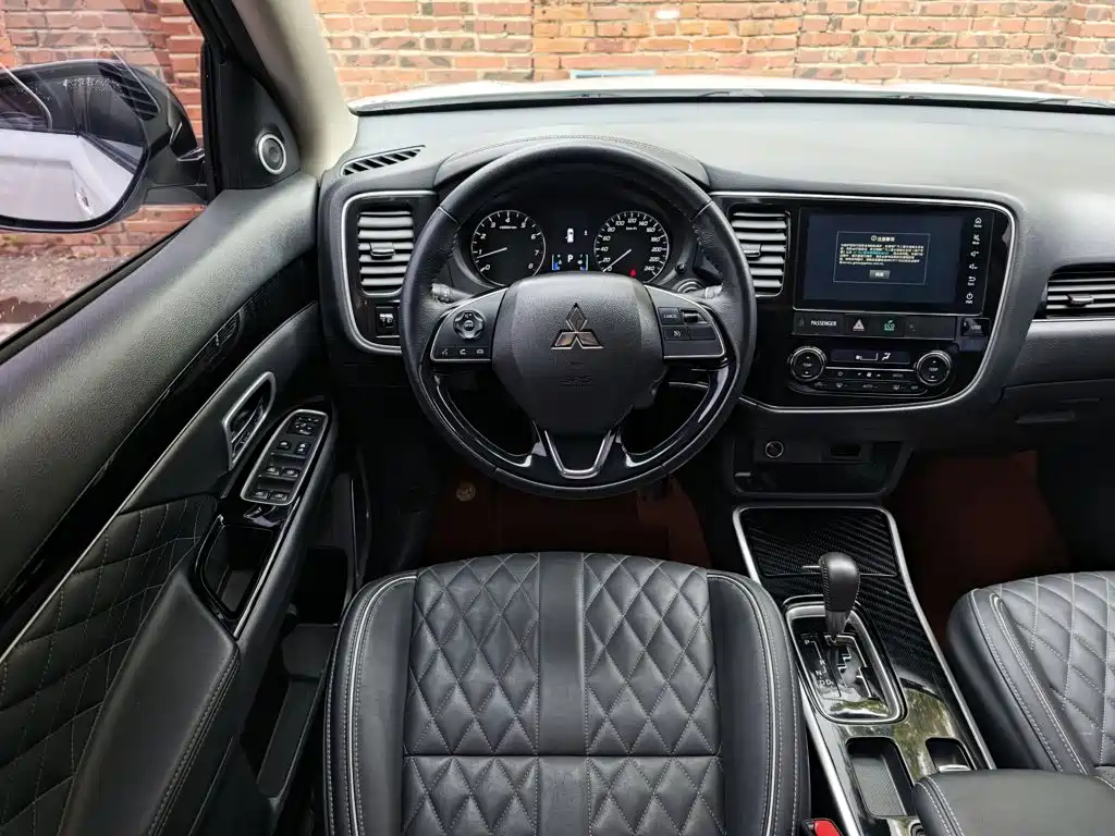 Mitsubishi Outlander — фото 3