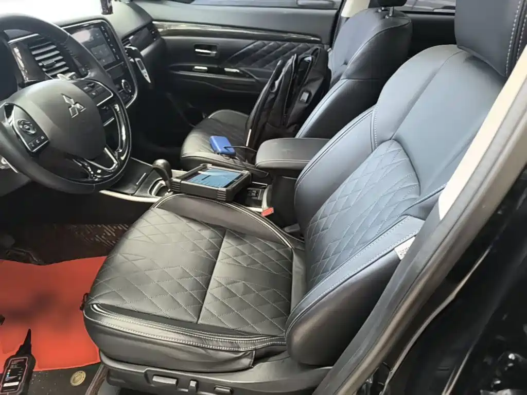 Mitsubishi Outlander — фото 11