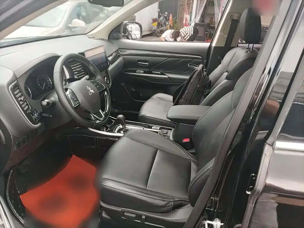 Mitsubishi Outlander — фото 15