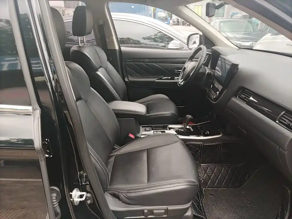 Mitsubishi Outlander — фото 25