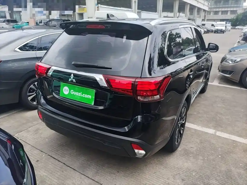Mitsubishi Outlander — фото 7