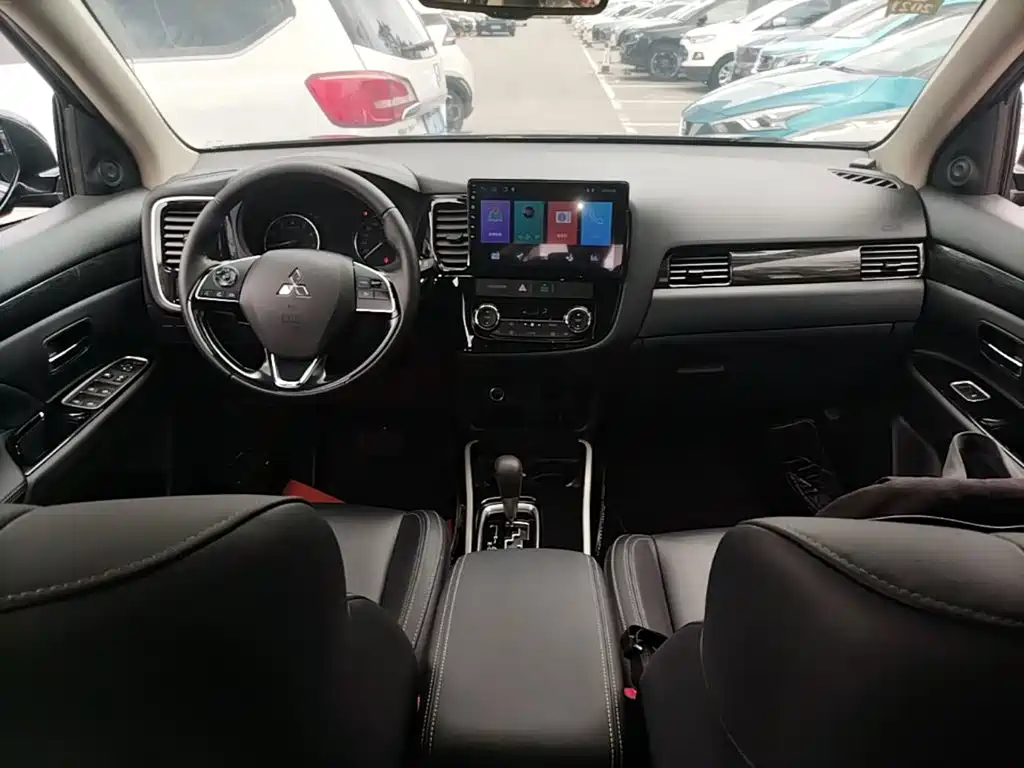 Mitsubishi Outlander — фото 10
