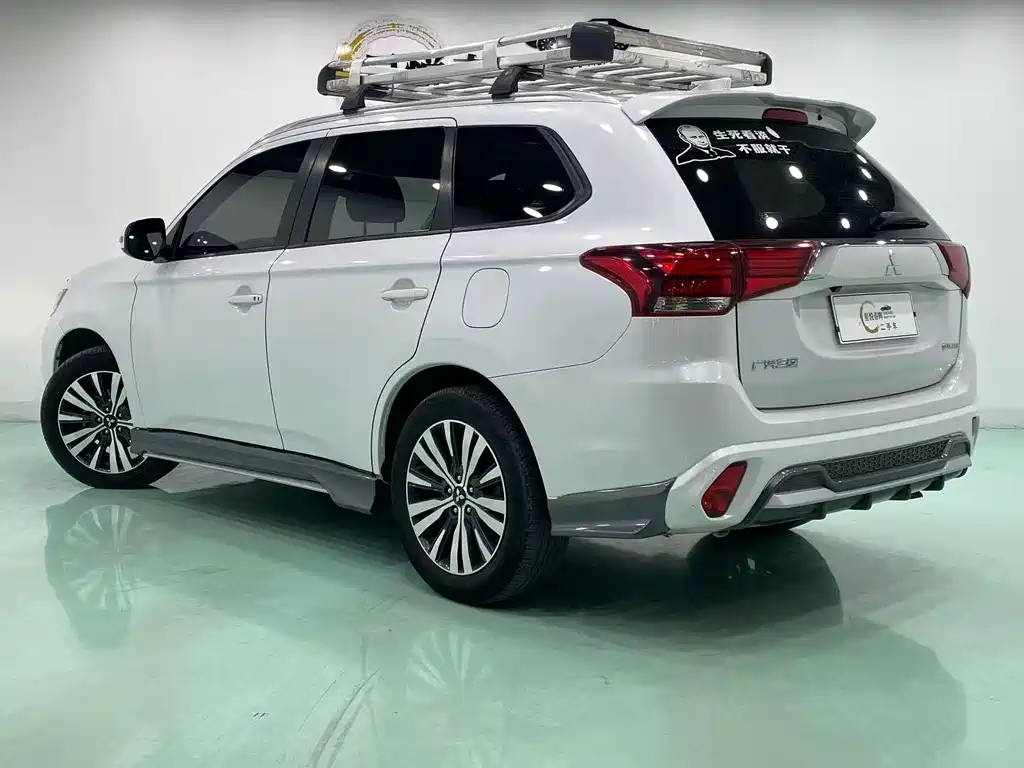Mitsubishi Outlander — фото 7