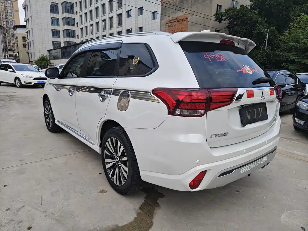 Mitsubishi Outlander — фото 4