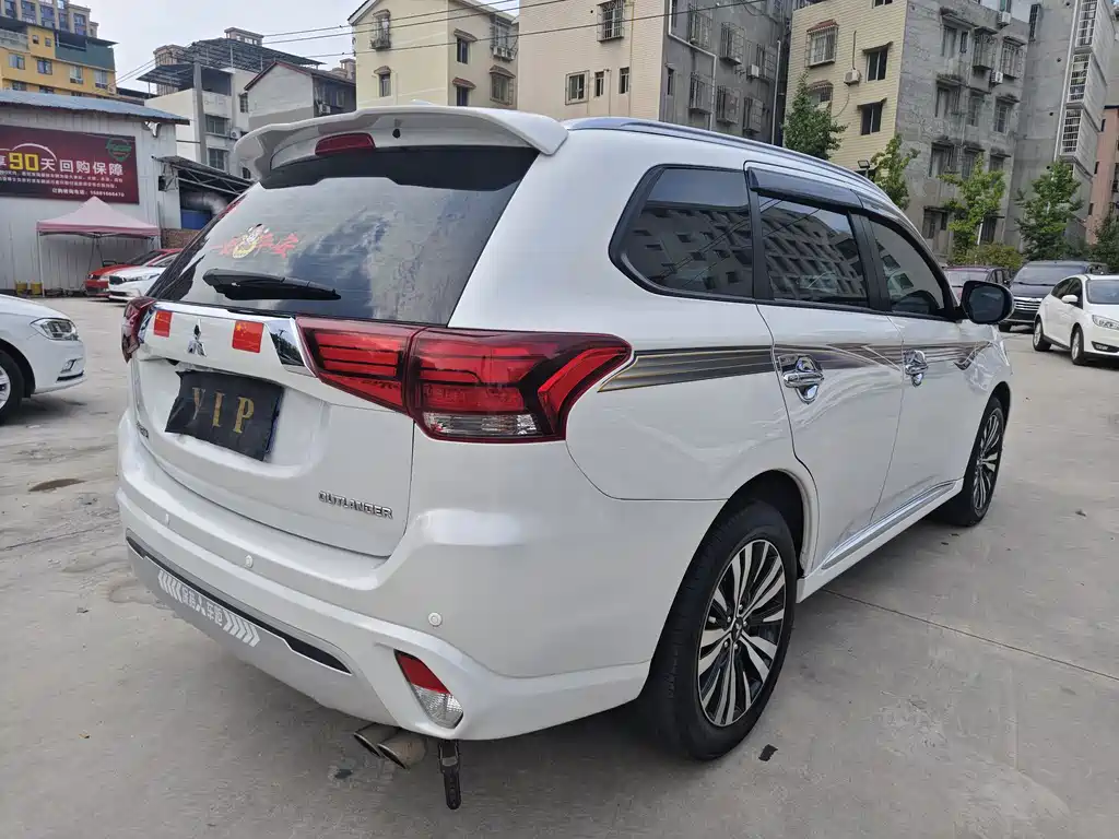 Mitsubishi Outlander — фото 6