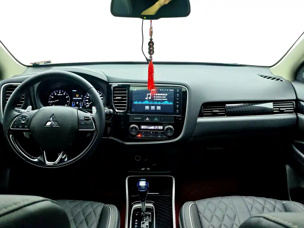 Mitsubishi Outlander — фото 9