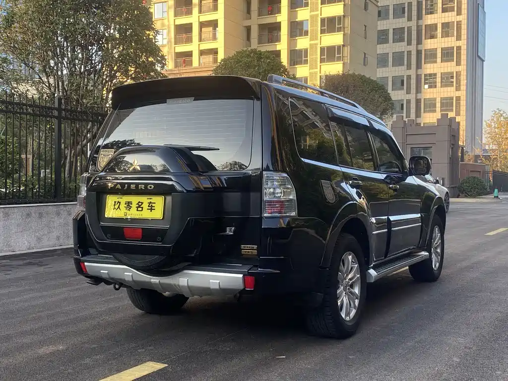 Mitsubishi Pajero (Import) — фото 11