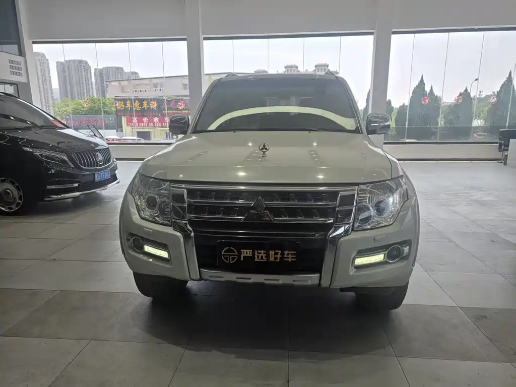 Mitsubishi Pajero (Import) — фото 2