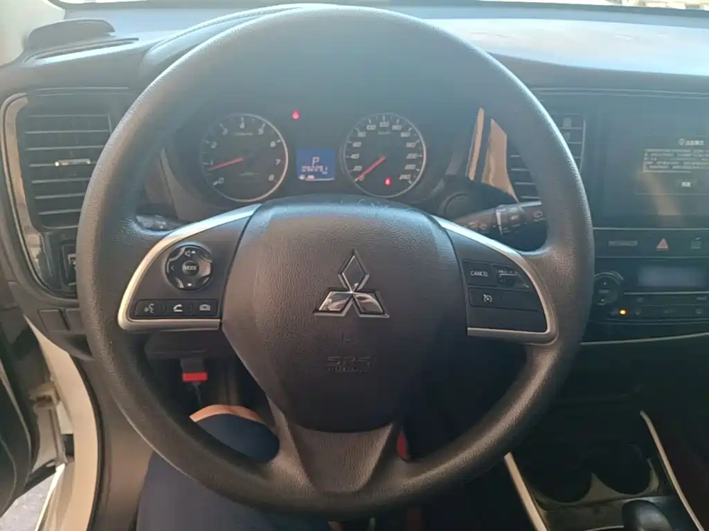 Mitsubishi Outlander — фото 11