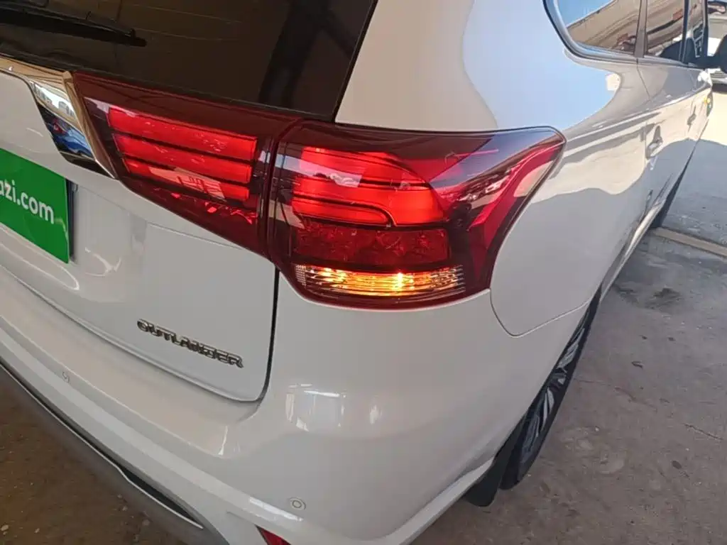 Mitsubishi Outlander — фото 8