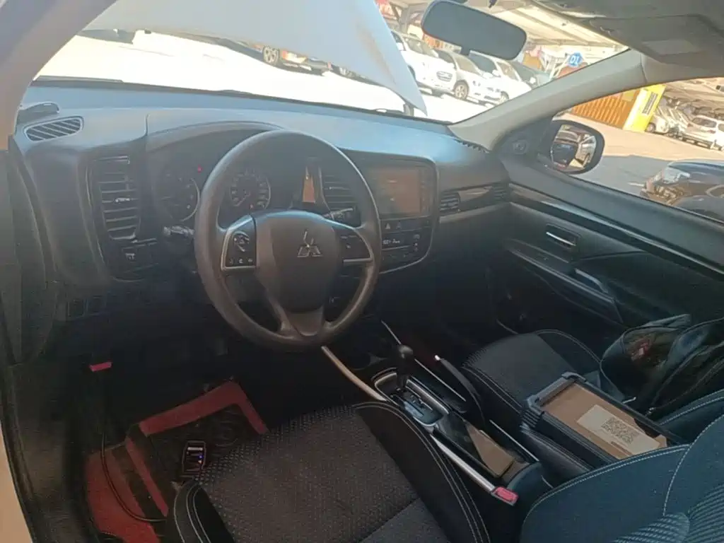 Mitsubishi Outlander — фото 10