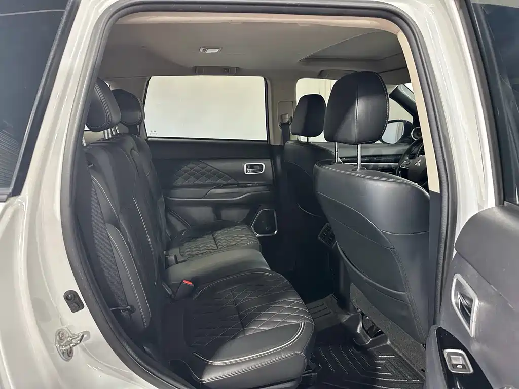 Mitsubishi Outlander — фото 7