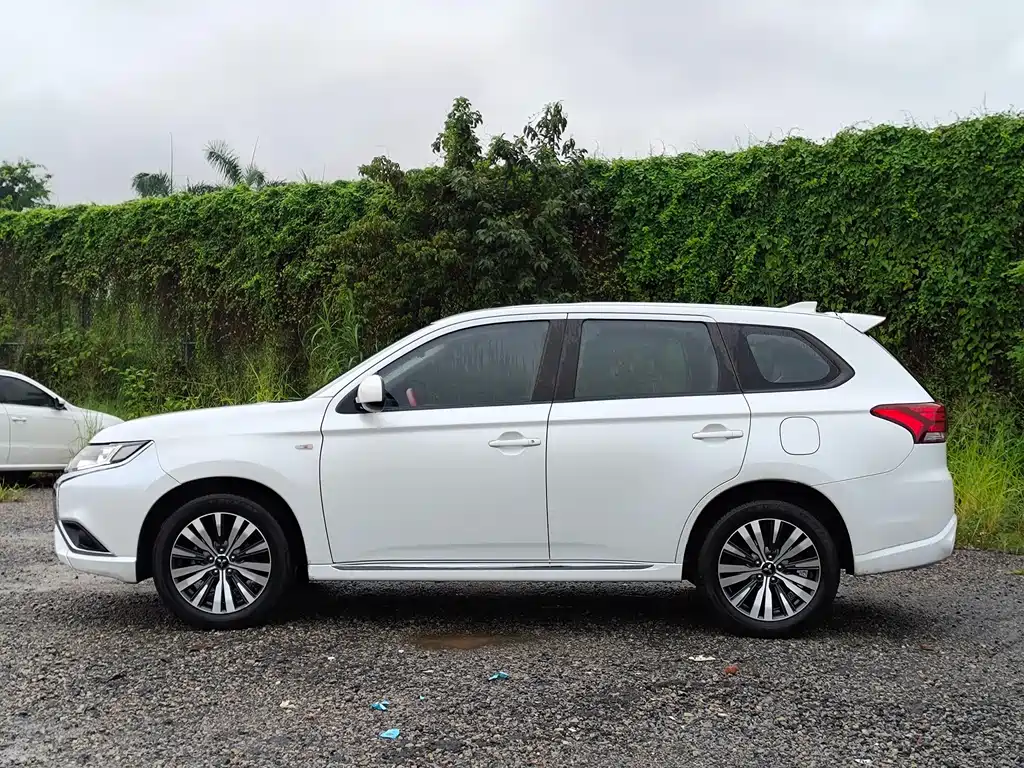 Mitsubishi Outlander — фото 4