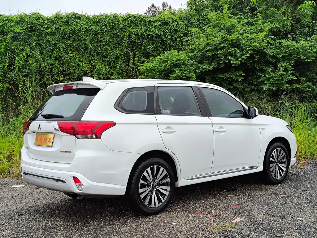 Mitsubishi Outlander — фото 5
