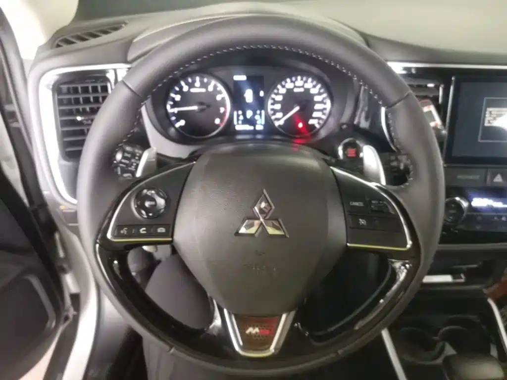 Mitsubishi Outlander — фото 11
