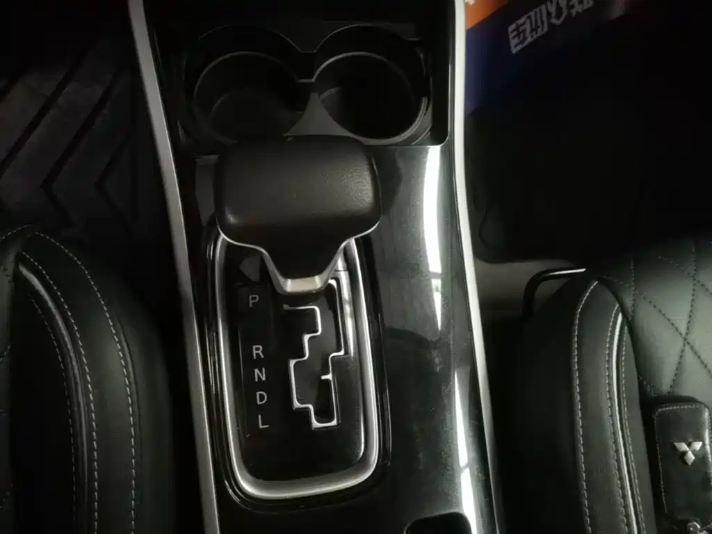 Mitsubishi Outlander — фото 14