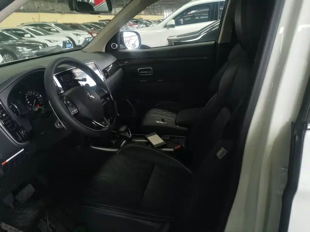 Mitsubishi Outlander — фото 15