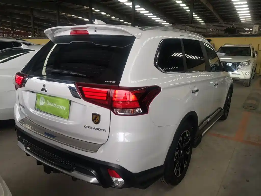 Mitsubishi Outlander — фото 7