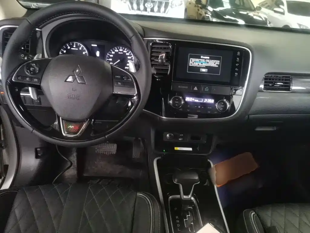 Mitsubishi Outlander — фото 10